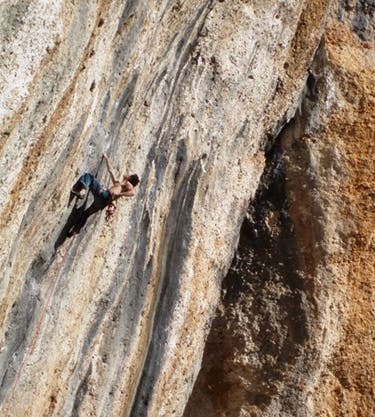 Patxi Usobiaga onsighting the first ascent of Variante Monocroma (8c/5.14b) at Montsant, Spain. Photo courtesy of Patxiusobiaga.com.