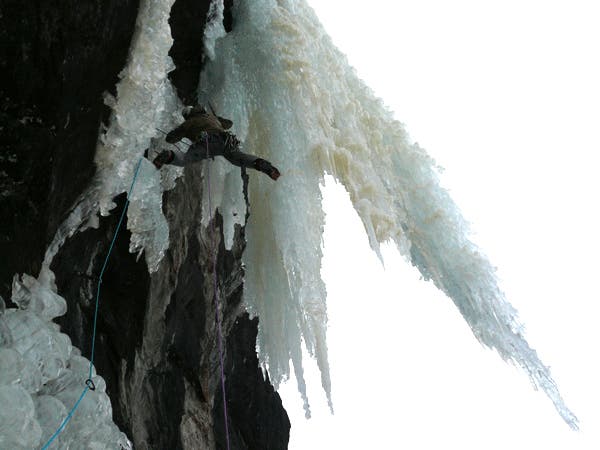 Markus Stofer leading Landplage (240m, WI7-). Photo by Robert Jasper.