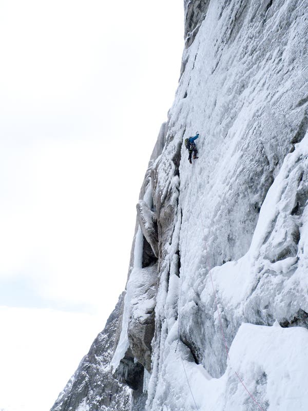 The crux lead of Strandhogg (800m, M5+ WI6+ A0). Photo courtesy of Bjorn-Eivind Artun.
