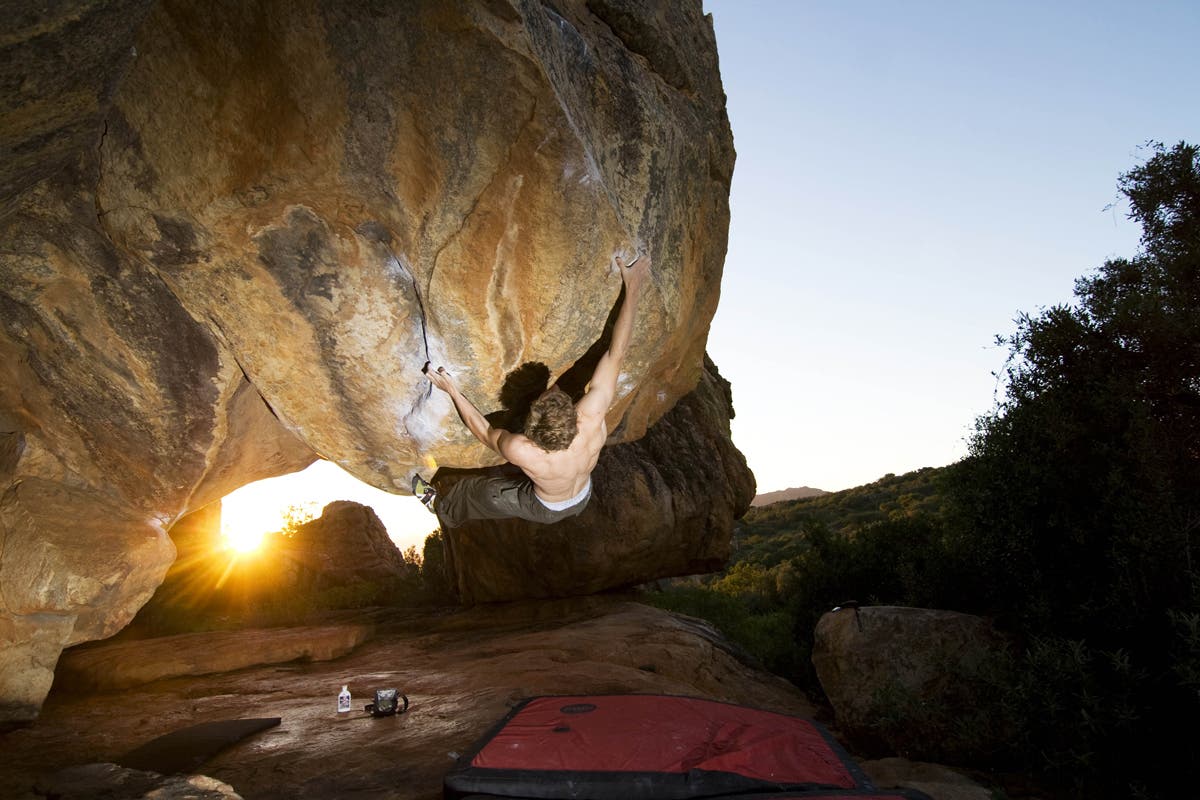 Black Shadow (V13). Photo by Zlu Haller / www.chalkjunkie.at