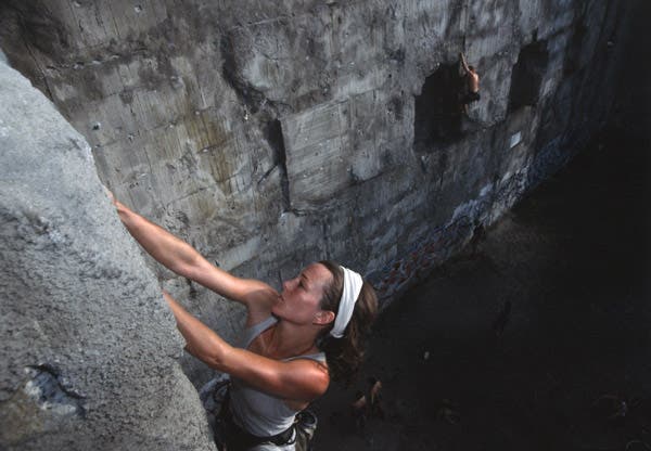 Berlin-bnk005_1113.jpg Sarah Burmester on TECHNIKS, 5.11a © Traveler Taj Terpening - www.travelerphotography.com