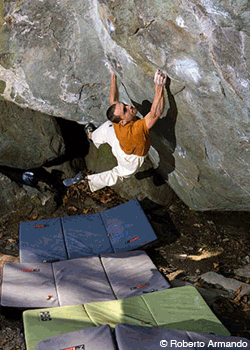 ChristianCore_Gioiav15-2008_2380.gif Italian Christian Core has completed the long version of a boulder problem called Gioia at Varazze, Italy, and given it 8C (V15). Core worked for…
