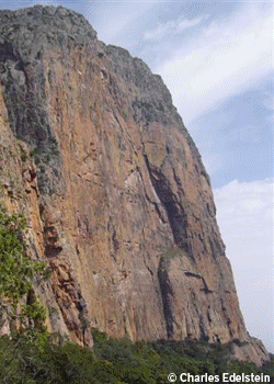 DogofThunder08-Cover_2407.gif On the Blouberg Massif, a 1,200-foot quartzite mesa near South Africas’s northern border, a major FA played out: Dog of Thunder, a 13-pitch 5.13 A0…
