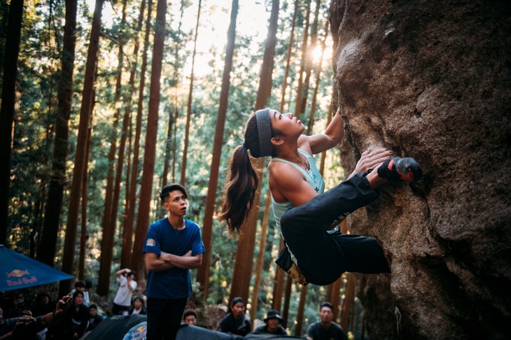 Miho Nonaka boulders outside.