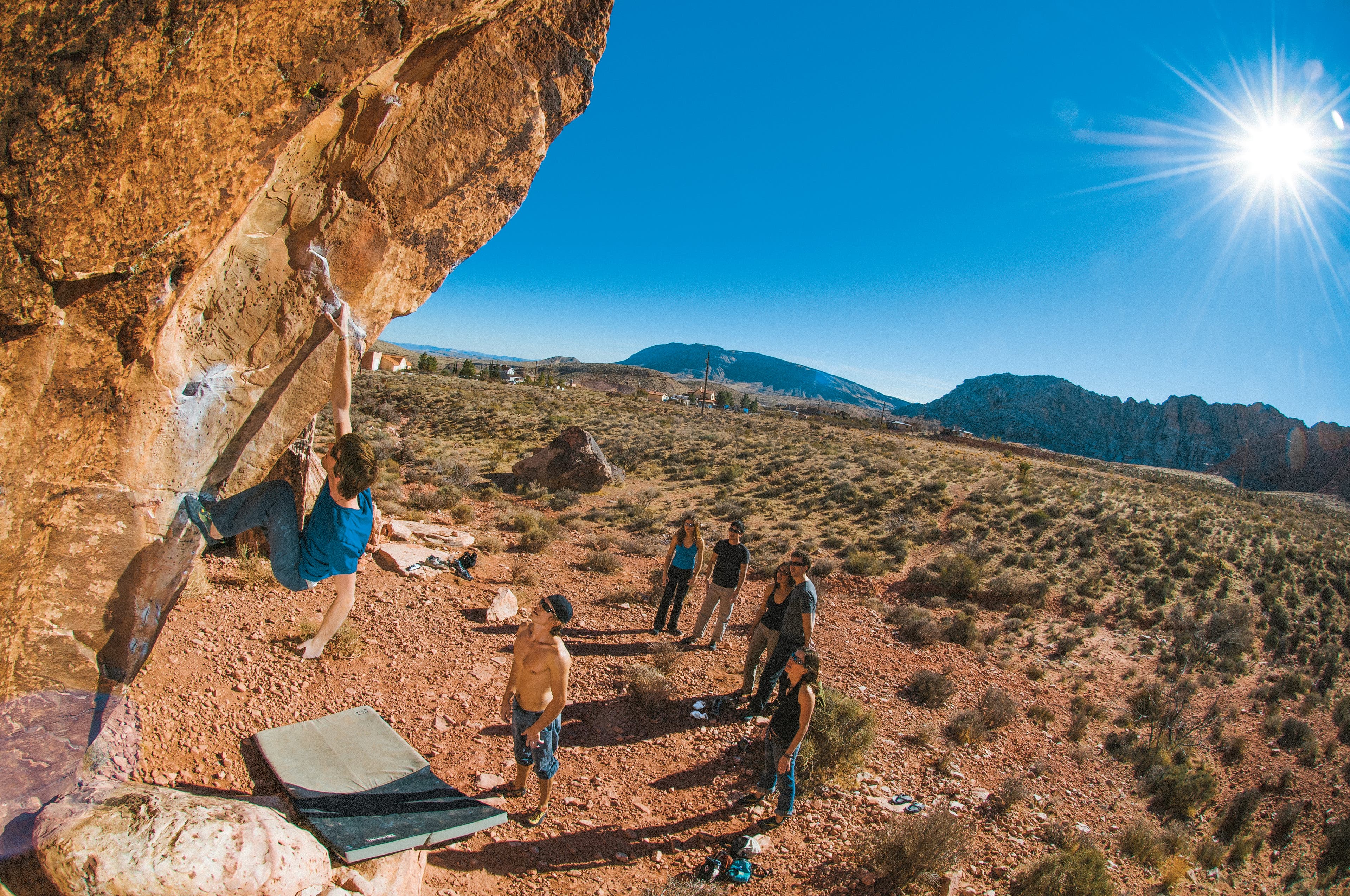 akorn-AWX0207-1730 Cooper Roberts on Fear of a Black Hat V9 Kraft Boulders NV_gn-web Cooper Roberts Fear of A Black Hat V9 Kraft Boulders Las Vegas Nevada Rock Climbing Bouldering