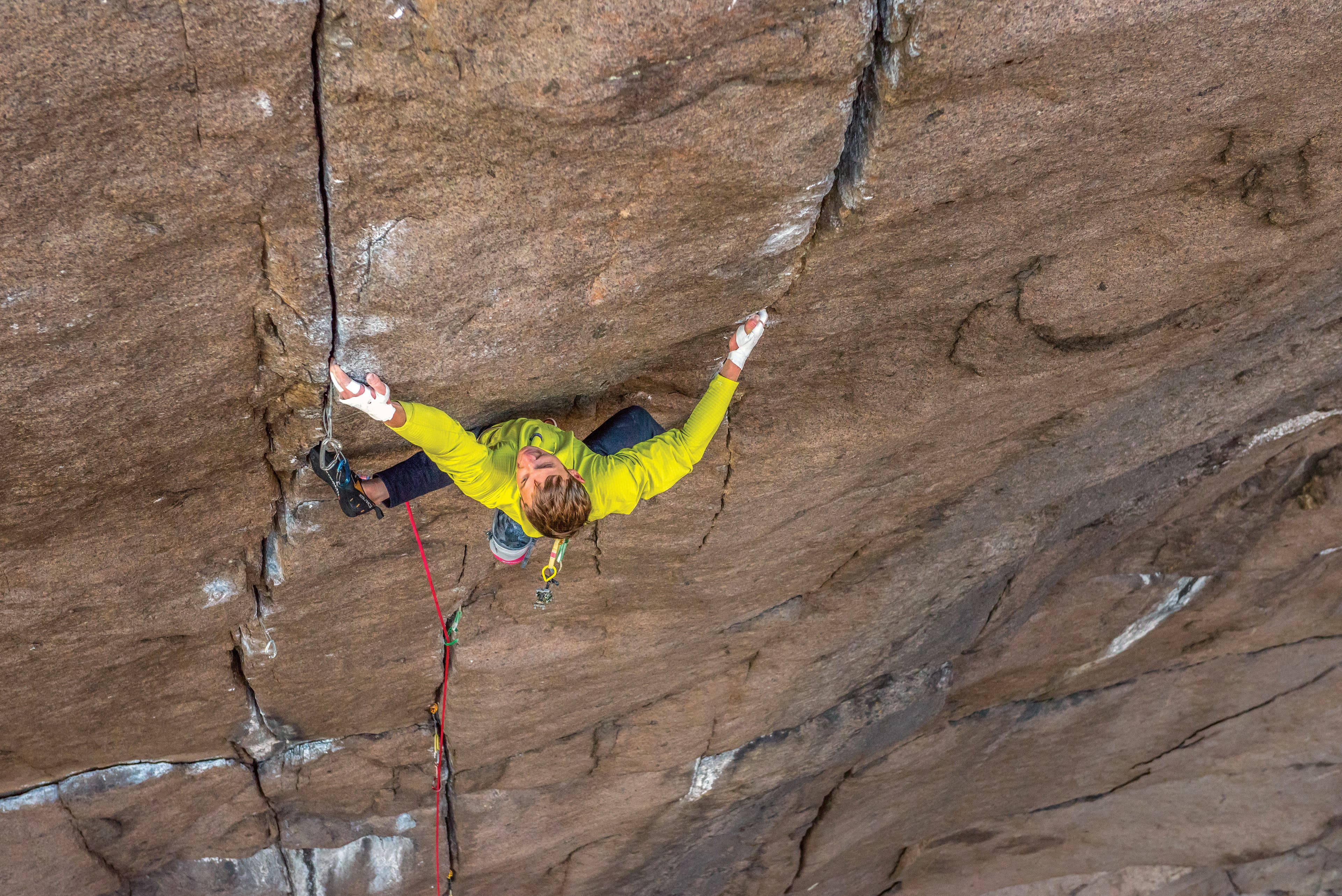 20180924-20180924-TDH_7521_gn-web Above shot of man using two cracks to climb