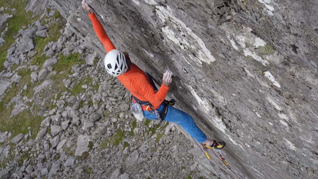 Video: Dave MacLeod Headpoints Mnemosyne E9 - Climbing