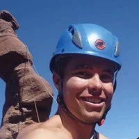 Man climbs in Utah with a helmet.