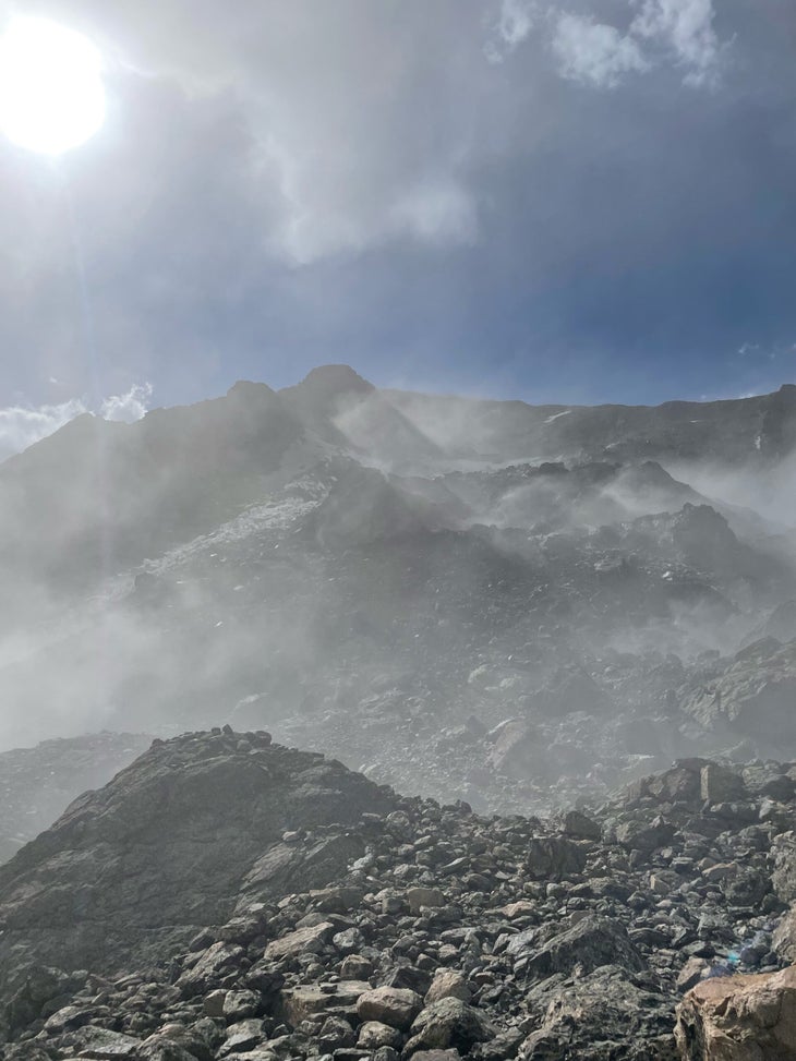 Premium Photo  Good shot of rockfall on rocky mountain steep slope and  long trail of dust. good moment of dangerous scene with falling stones and  boulder from rocks. rockfall in mountains.