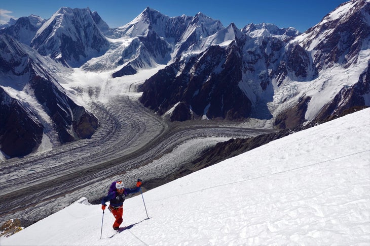 Benjamin Védrines climbs snow slope on Broad Peak.