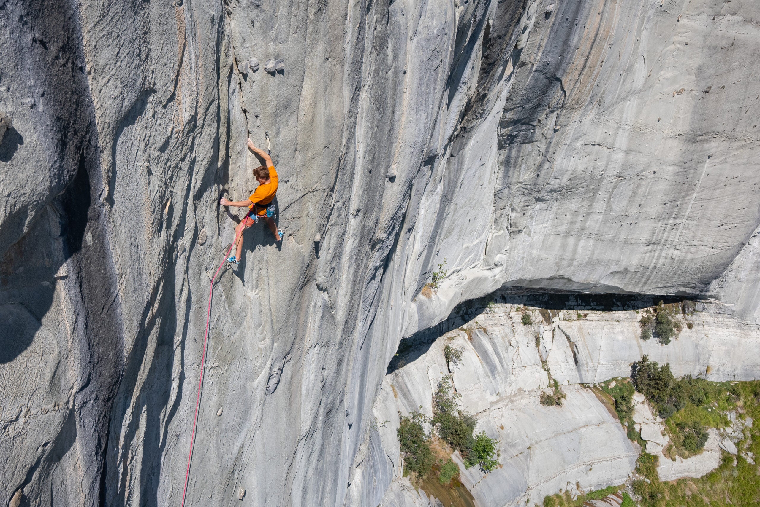 Seb Bouin Climbing on a 5.15b in French Yosemite - Climbing Seb Bouin Climbing on a 5.15b in French Yosemite - Climbing