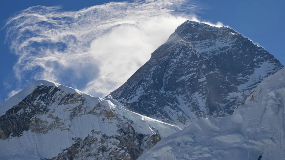 Why Did So Many Climbers Die on Mount Everest This Year? Climbing