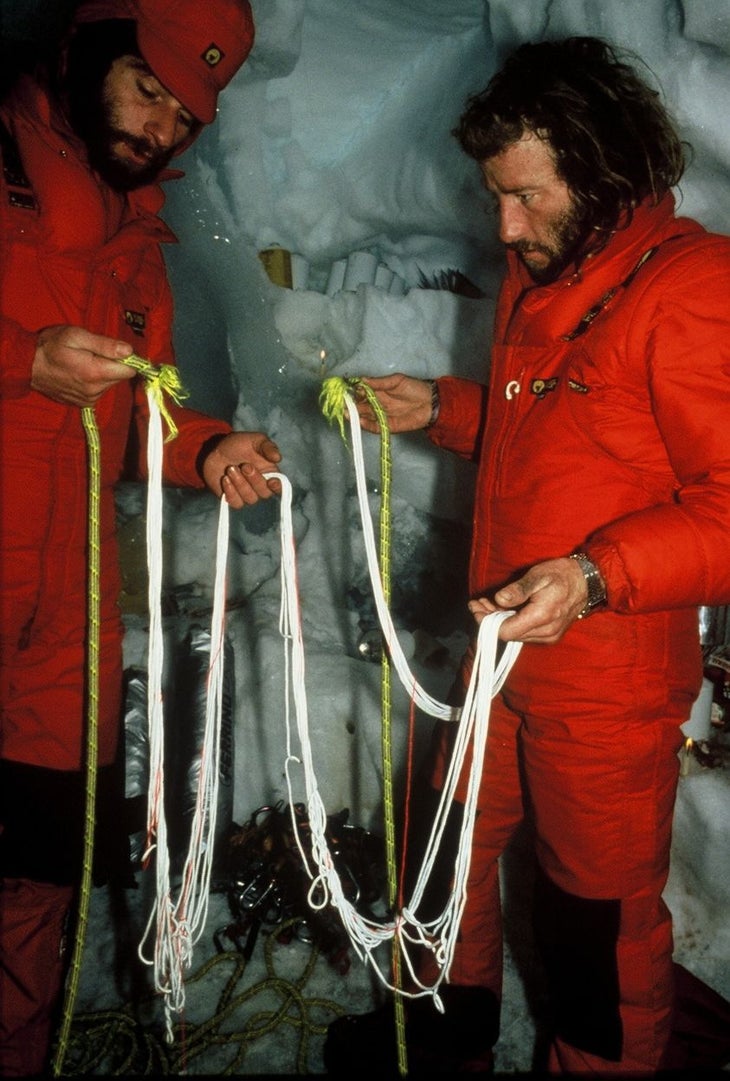 Salvaterra sostiene una cuerda de escalada hecha jirones en sus manos mientras está de pie en una cueva de nieve después de la primera escalada invernal al Cerro Torre.