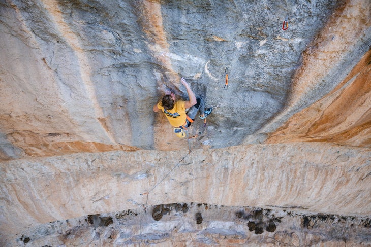 Alex Megos doing a hard shoulder move in the middle of Sleeping Lion.