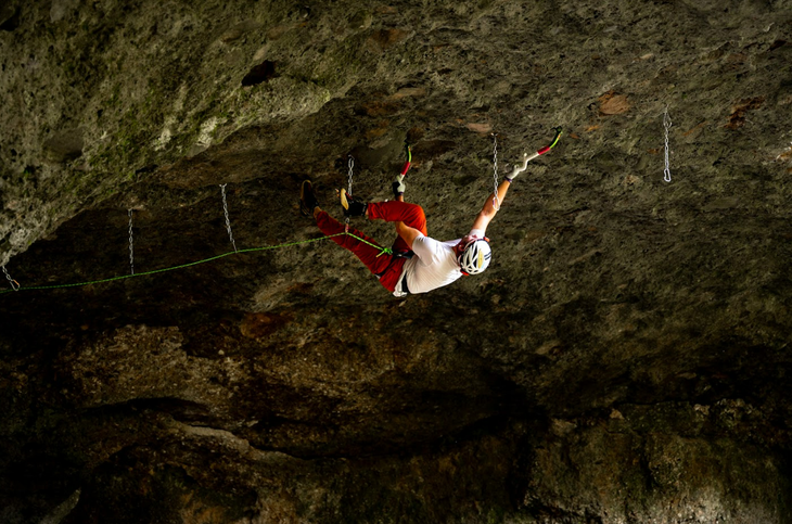Kevin Lindlau climbs the world's hardest dry tooling route.