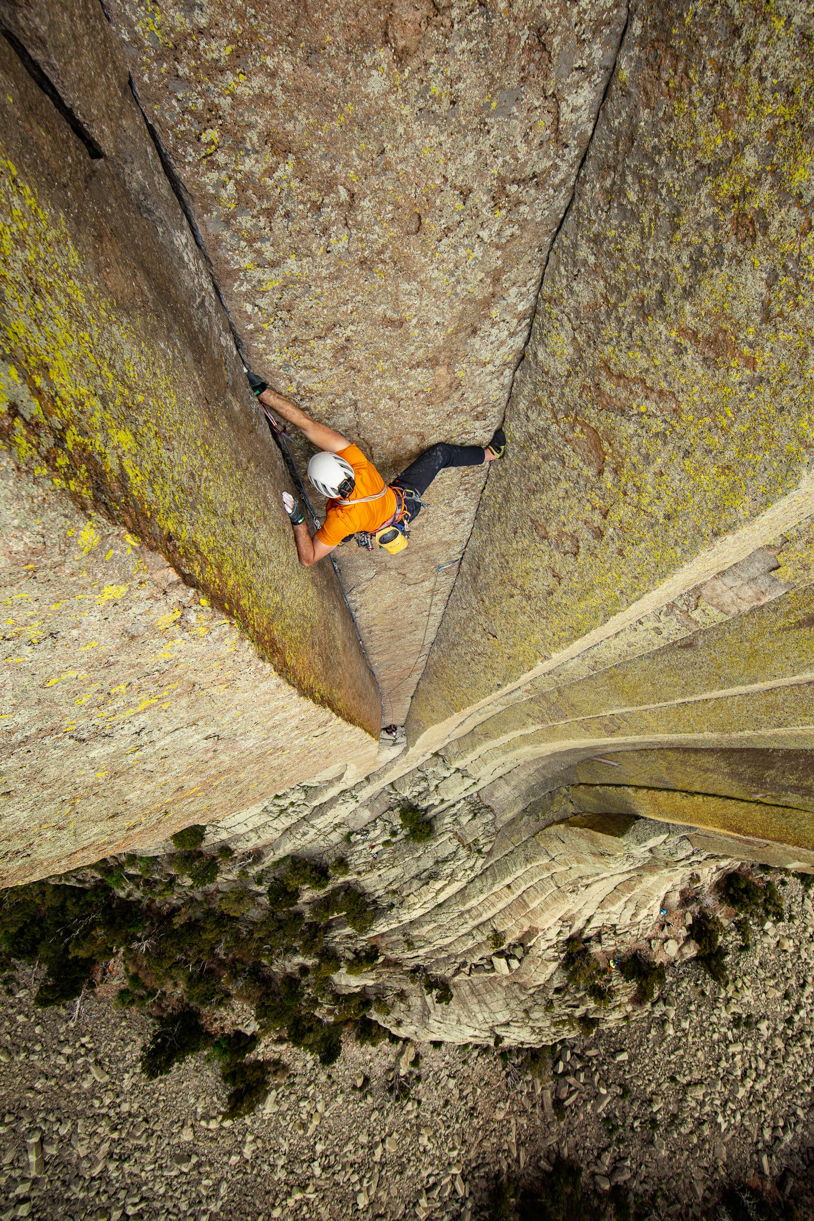 Blind climber Jesse Dufton stems up El Matador's crux second pitch.