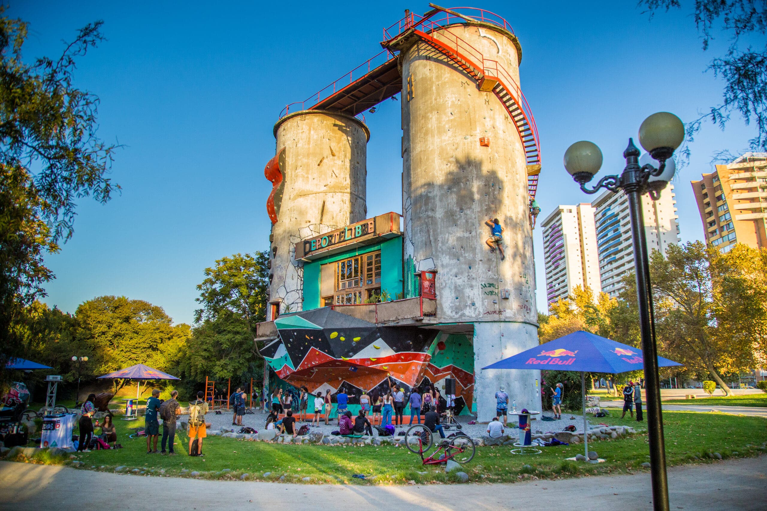 An image of the bouldering wall and two towers at Parque de Escalada Los Silos.