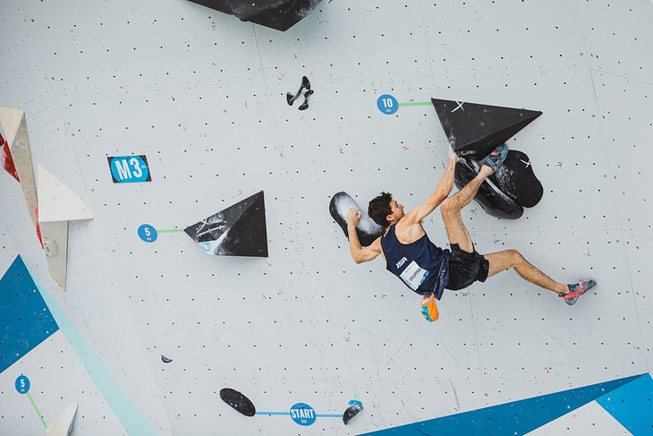 Jesse Grupper of the USA finesses a heel hook during the men’s Boulder & Lead semi-final at the Pan American Games Santiago 2023.