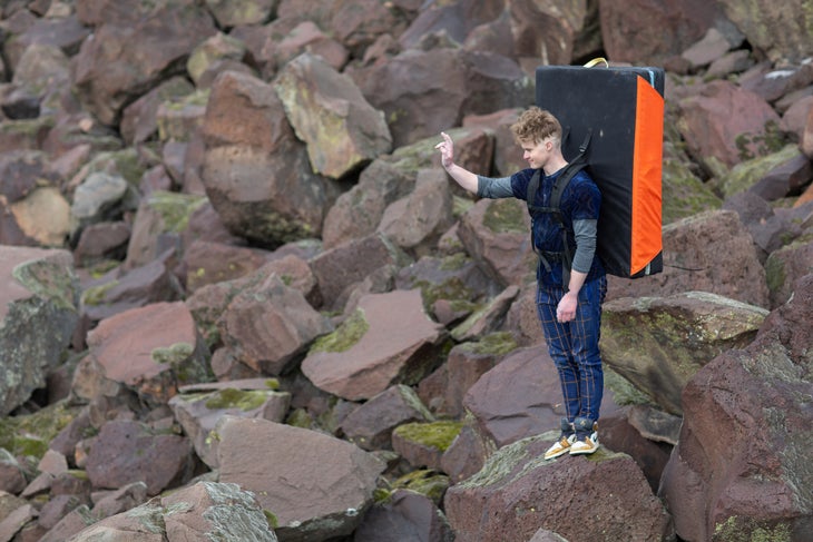 Daniel Frandson waving with a crashpad on his back.