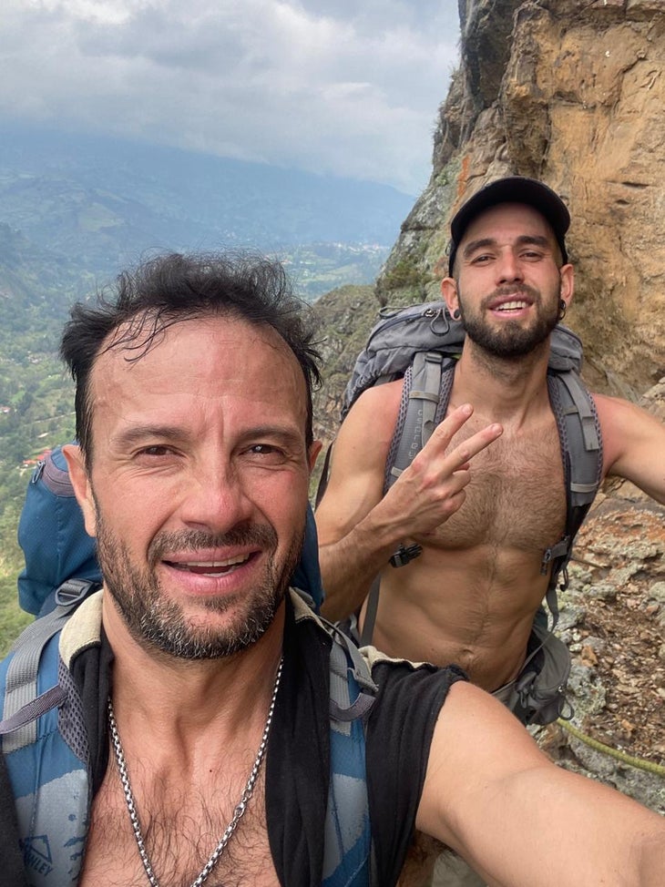 Álvaro Peiró with his friend Alex Patiño on the side of a mountain.