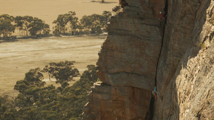 Seorang pendaki di Retakan Menara Pengawal di Arapiles, Australia