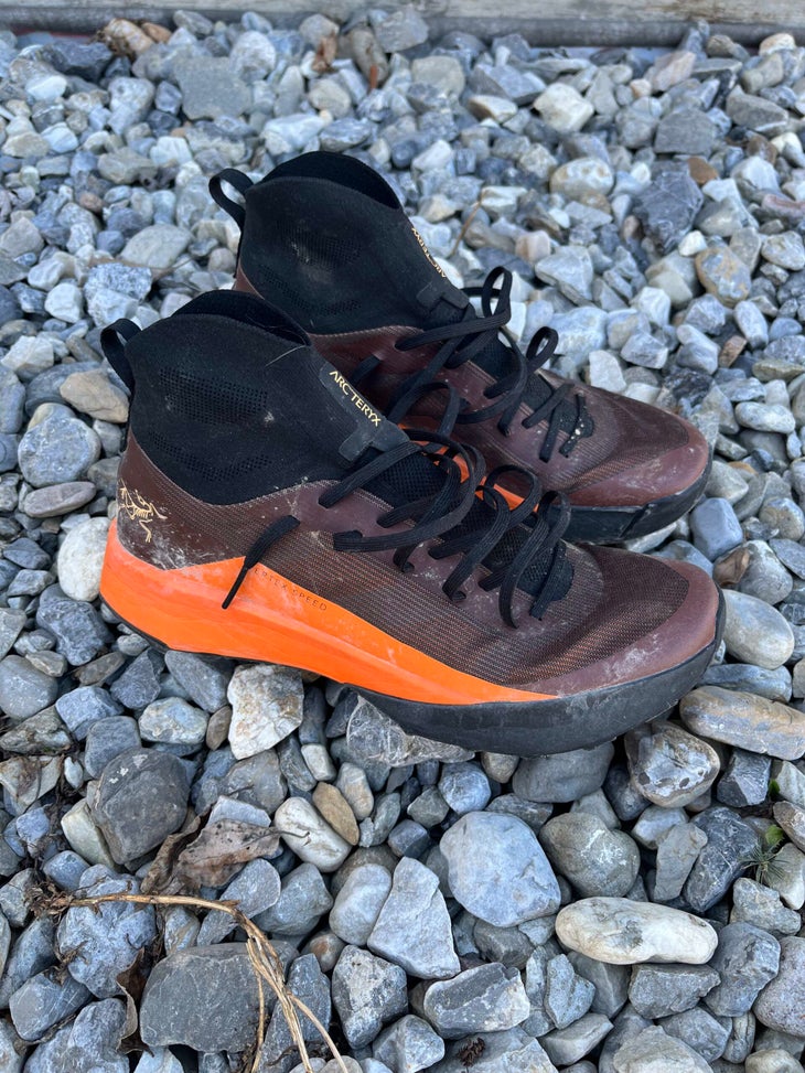 The new Arc'teryx Vertex Speed with its awesome high gaiter.