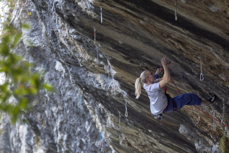 janja garnbret climbing the overhanging pure dreaming route