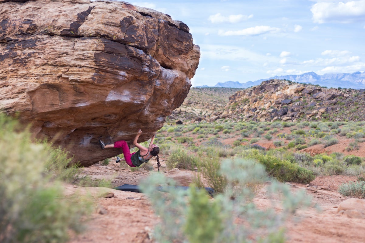 Un grimpeur en pleine action sur les blocs de Moe's Valley