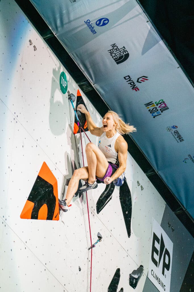 janja garnbret world championships lead at the top of a climb