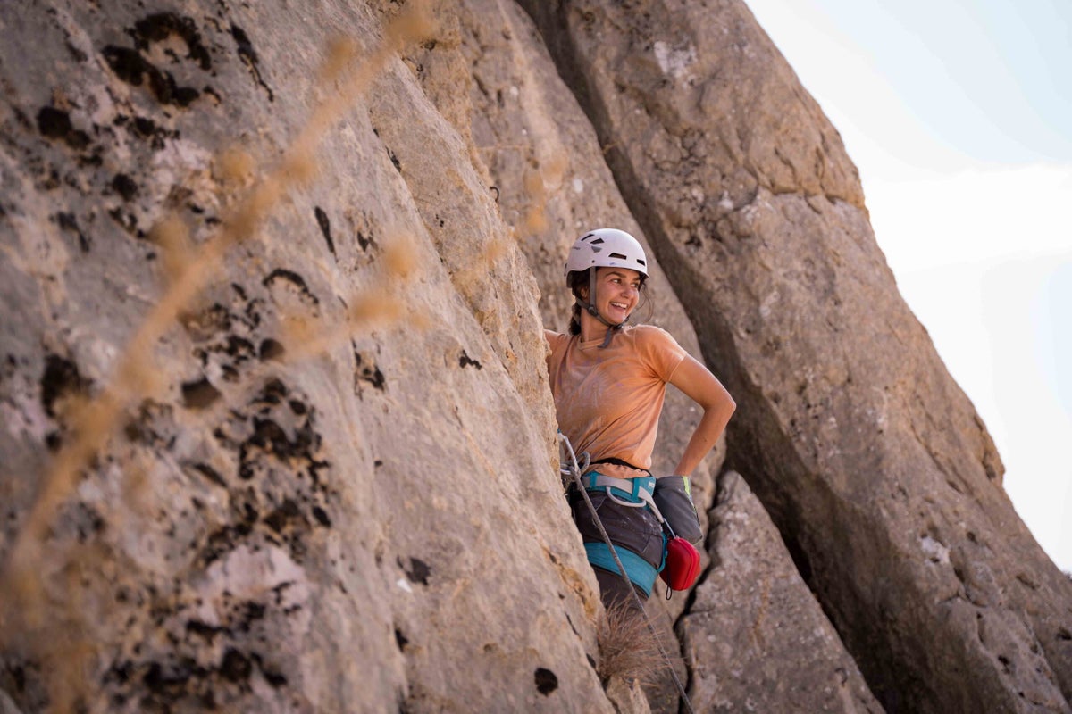 암벽에 도달하기 위해 그녀는 군사 검문소와 16년 된 지도, 지뢰를 통과해야 했습니다