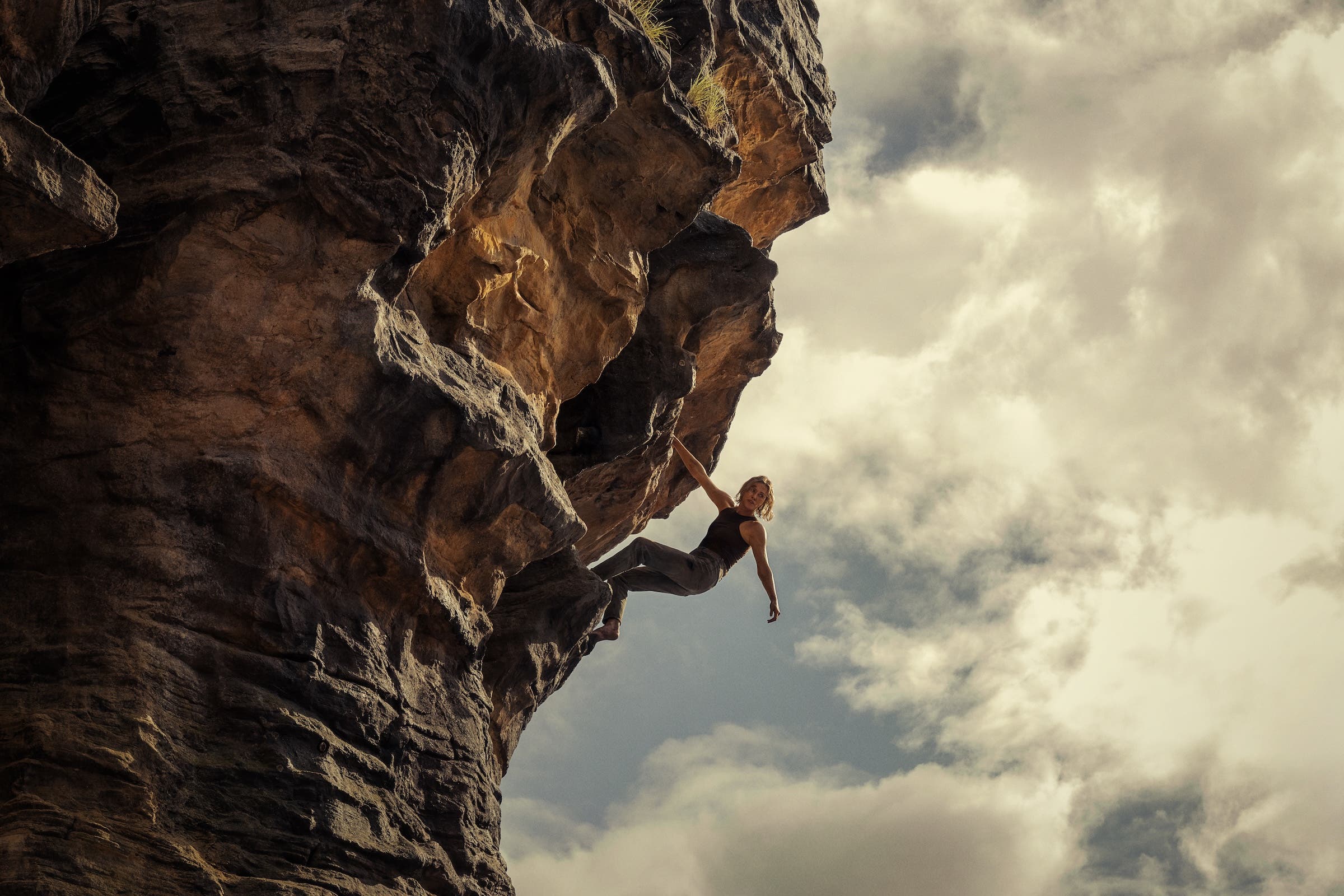 How Charlize Theron Learned to Climb for Netflix Thriller ‘Apex’ 2 Charlize Theron climbing