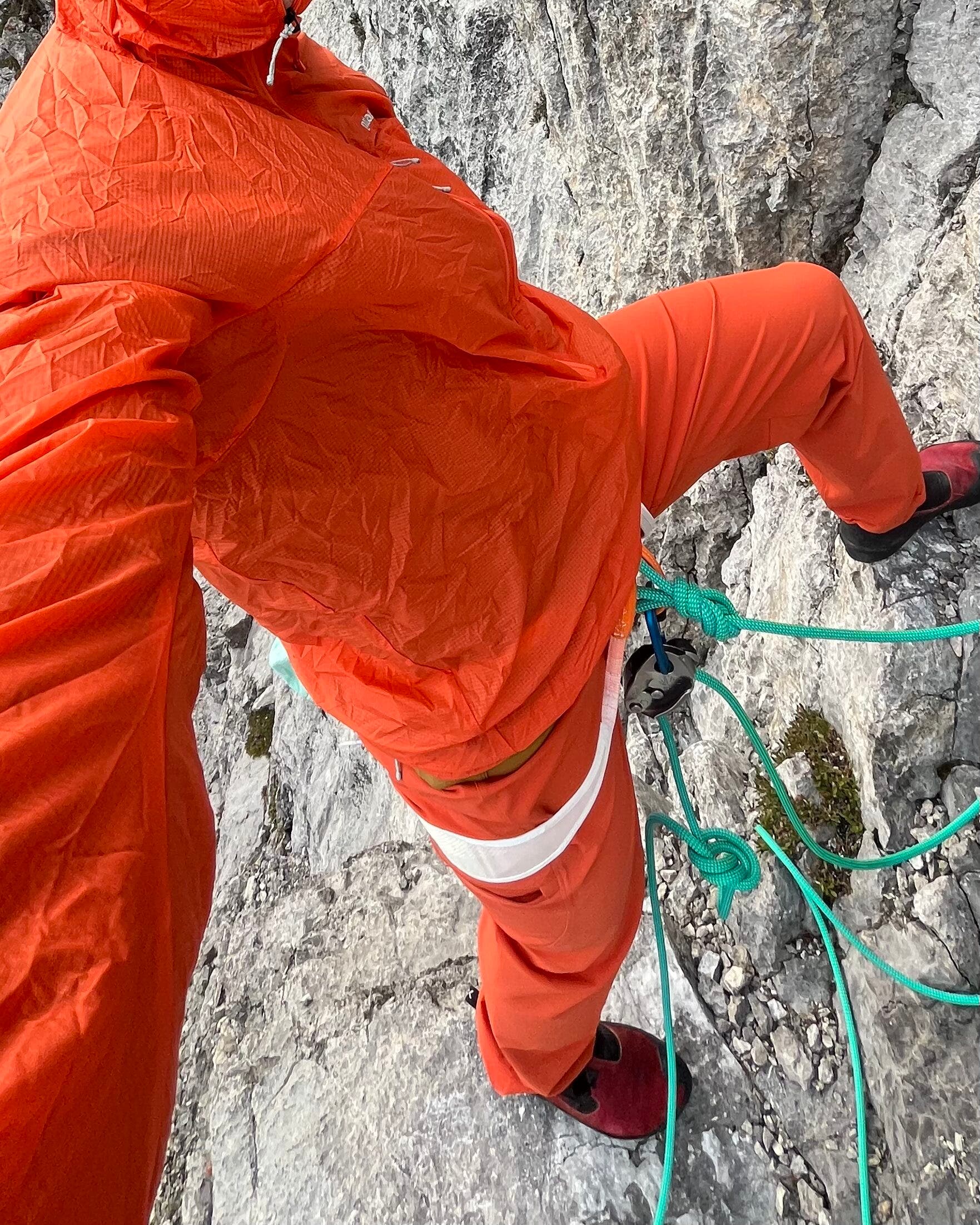 ¿Desastre de moda o listo para el rescate? Quizás ambas cosas. Fotografiado en mi era de pilón en la cara sureste expuesta de 600 metros del Monte Louis, Banff.
