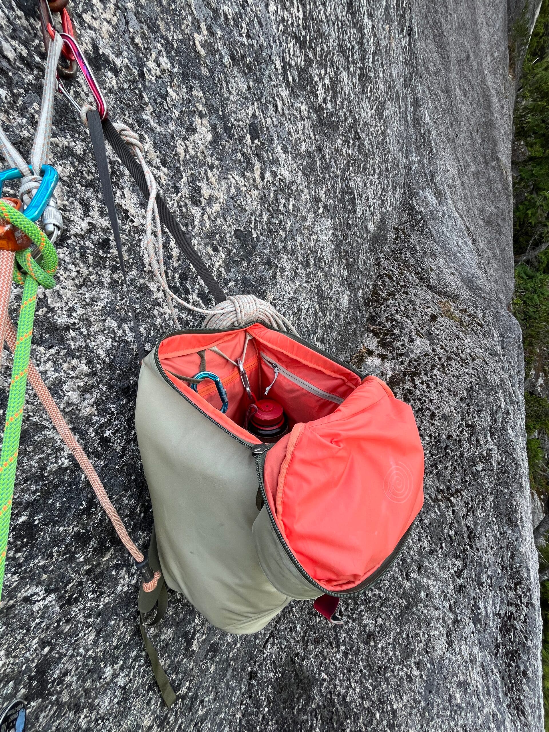 El Free Wall Pack es único en su categoría para escaladores de varios largos que transportan bolsas y necesitan un acceso rápido a su contenido.