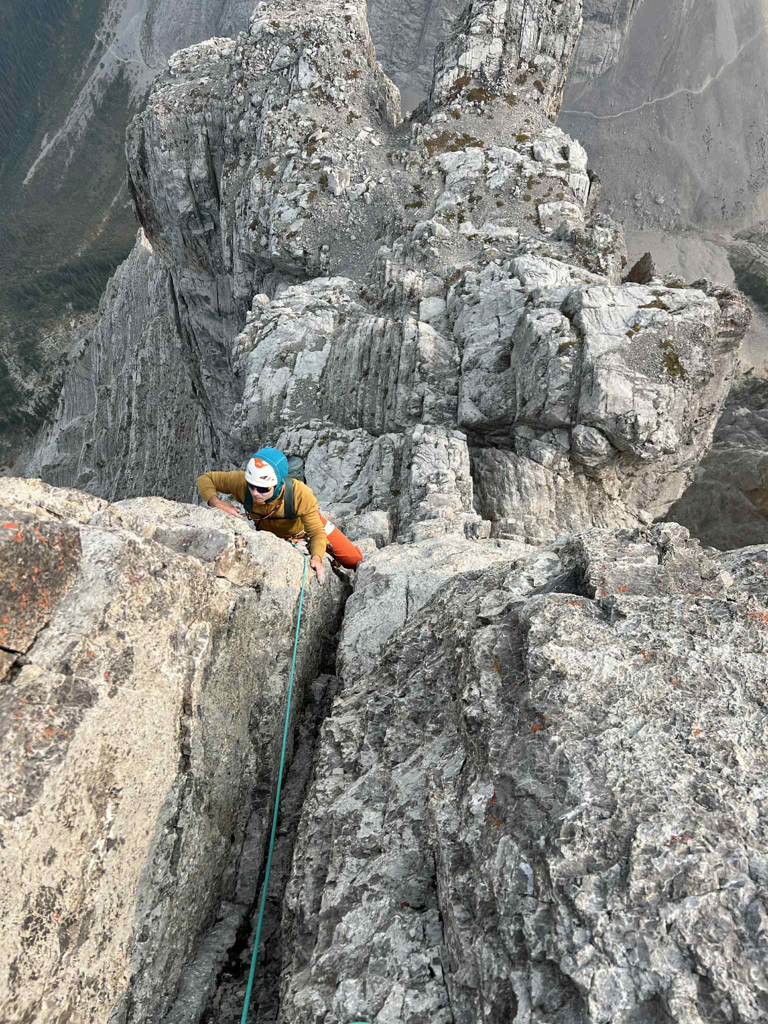 El autor intenta no golpear demasiado el puño en el último largo de la ruta Gmoser (5,9+; 600 m), Mount Louis, Banff.