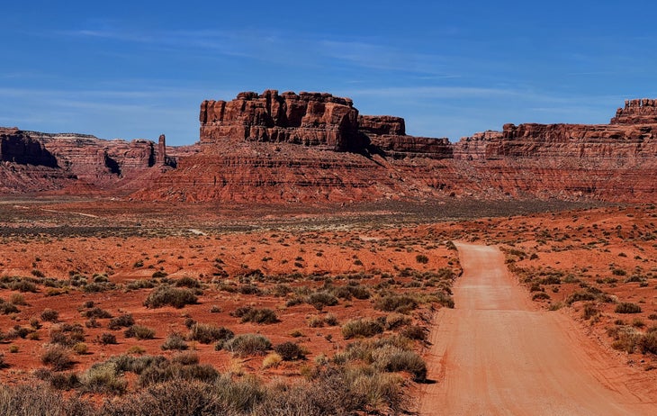 The road through Valley of the Gods, Utah